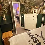 Altbaucharme Deluxe Mit Terrasse In Zentraler Lage